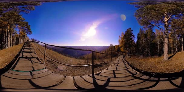 Realidad virtual de 4K 360 VR de una hermosa escena de montaña en otoño. Montañas rusas salvajes . — Vídeo de stock