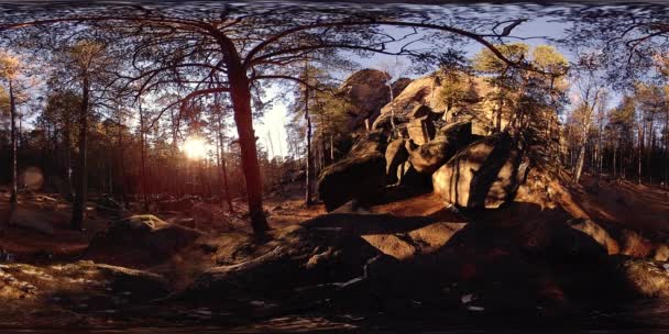 Realidad virtual de 4K 360 VR de una hermosa escena de montaña en otoño. Montañas siberianas salvajes. — Vídeo de stock