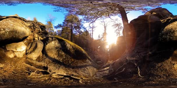 4K 360 VR Realidade virtual de uma bela cena de montanha no outono. Montanhas siberianas selvagens. — Vídeo de Stock