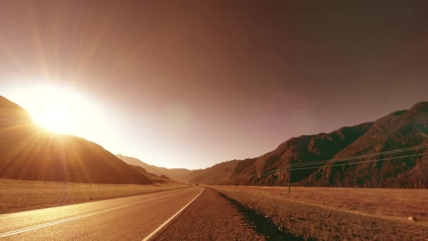 Timelapse carretera de montaña en el verano u otoño al atardecer hora del amanecer. Naturaleza silvestre y campo rural. — Vídeos de Stock