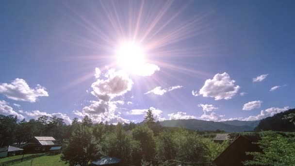 Hegyi falu időeltolódása nyáron vagy ősszel. Vad ázsiai természet és vidéki terület. — Stock videók