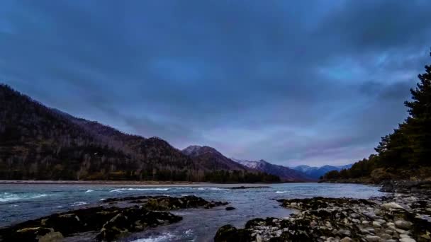 Zeitraffer-Aufnahme eines Flusses in der Nähe des Bergwaldes. Riesige Felsen und schnelle Wolkenbewegungen. — Stockvideo