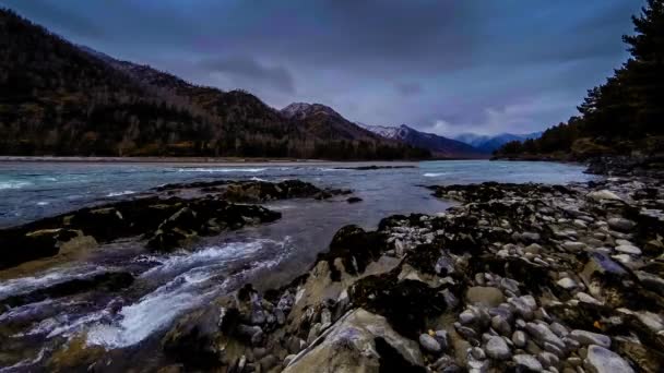 Time lapse shot of a river near mountain forest. Huge rocks and fast clouds movenings. — Stock Video