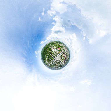 Kesişen yollar, evler, binalar, parklar ve otoparklar olan havacılık şehri manzarası. Güneşli yaz panoramik resmi