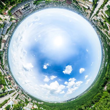 Kesişen yollar, evler, binalar, parklar ve otoparklar olan havacılık şehri manzarası. Güneşli yaz panoramik resmi