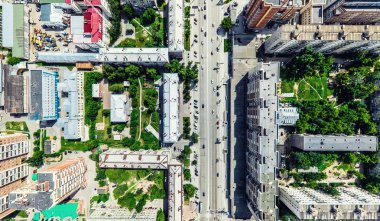 Kesişen yollar, evler, binalar, parklar ve otoparklar olan havacılık şehri manzarası. Güneşli yaz panoramik resmi