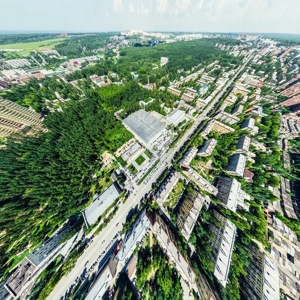 Vista aérea de la ciudad con encrucijadas y caminos, casas, edificios, parques y estacionamientos. Imagen panorámica soleada de verano —  Fotos de Stock