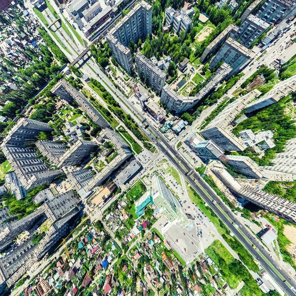 Vista aérea de la ciudad con encrucijadas y caminos, casas, edificios, parques y estacionamientos. Imagen panorámica soleada de verano — Foto de Stock