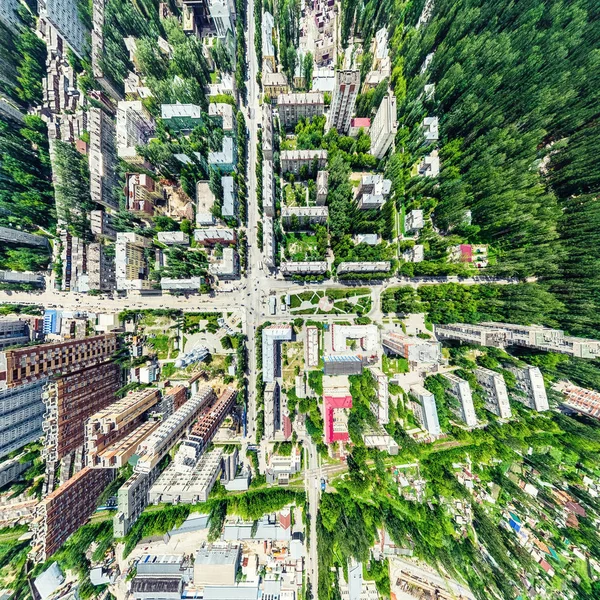 Vista aérea da cidade com encruzilhada e estradas, casas, edifícios, parques e estacionamentos. Verão ensolarado imagem panorâmica — Fotografia de Stock