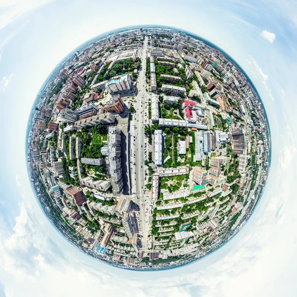 Vista aerea sulla città con crocevia e strade, case, edifici, parchi e parcheggi. Estate soleggiata immagine panoramica — Foto Stock