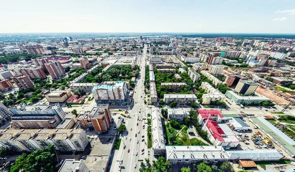 Luftaufnahme der Stadt mit Kreuzungen und Straßen, Häusern, Gebäuden, Parks und Parkplätzen. Sonniges Sommerpanorama — Stockfoto