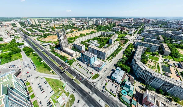 Widok z lotu ptaka na skrzyżowanie dróg i dróg, domy, budynki, parki i parkingi. Słoneczny letni panoramiczny obraz — Zdjęcie stockowe