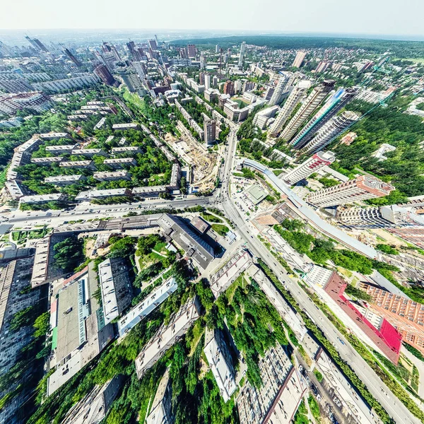 Uitzicht op de stad vanuit de lucht met kruispunten en wegen, huizen, gebouwen, parken en parkeerplaatsen. Zonnige zomer panoramisch beeld — Stockfoto