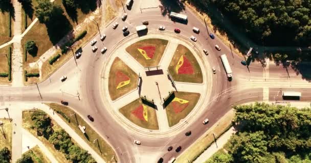 Aerial hyperlapse timelapse av stadstrafik på cirkel crossroad gatukorsning. Bilar, bussar, lastbilar. City center road. — Stockvideo