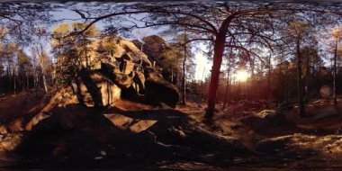 4K 360 VR sonbahar zamanındaki güzel bir dağ manzarasının sanal gerçekliği. Vahşi Sibirya Dağları.