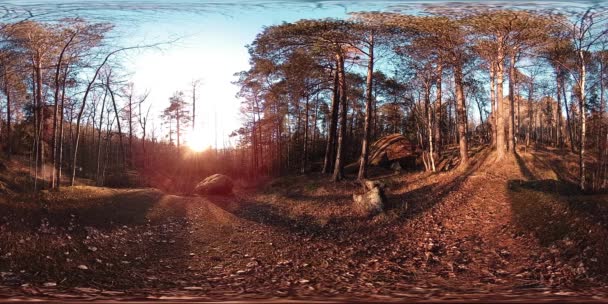 4K 360 VR Virtual Reality einer wunderschönen Bergszene zur Herbstzeit. Wilde sibirische Berge. — Stockvideo