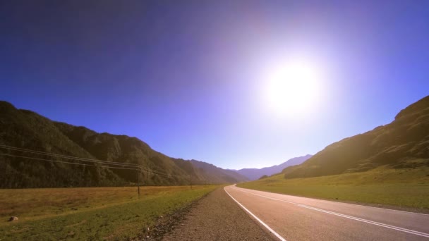 Timelapse carretera de montaña en el verano u otoño al atardecer hora del amanecer. Naturaleza silvestre y campo rural. — Vídeo de stock