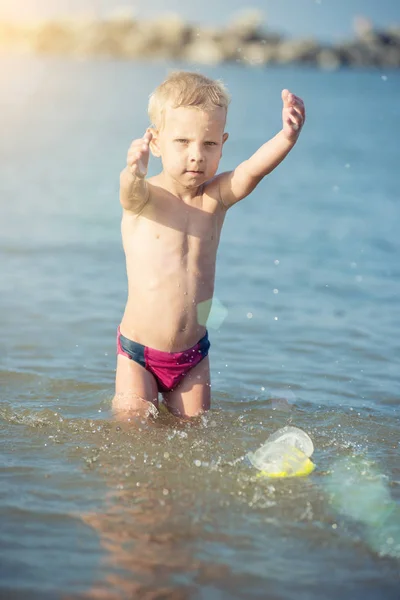 Carino bambino che indossa maschera e pinne per le immersioni sulla spiaggia tropicale di sabbia . — Foto Stock