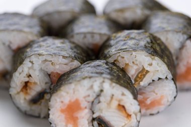 Japon Gıda Restoran, sushi maki gunkan rulo levha veya plakalı ayarlayın. Sushi seti ve kompozisyon