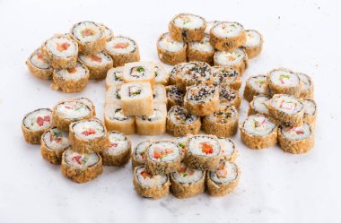 Japon Gıda Restoran, sushi maki gunkan rulo levha veya plakalı ayarlayın. Sushi seti ve kompozisyon