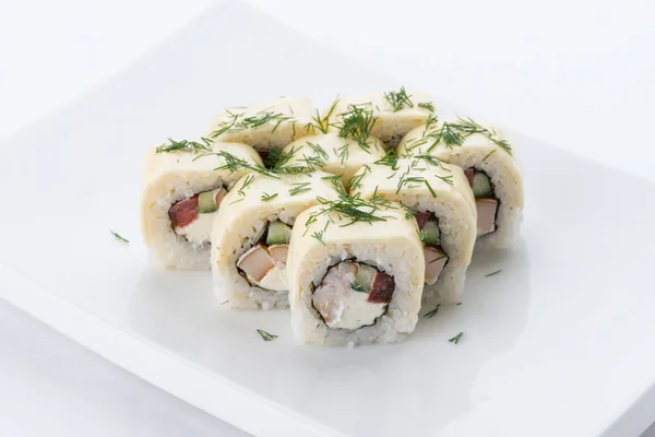 Restaurante de comida japonesa, plato de rollo de sushi maki gunkan o set de platos. Conjunto y composición de sushi — Foto de Stock