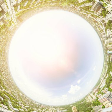 Kesişen yollar, evler, binalar, parklar ve otoparklar olan havacılık şehri manzarası. Güneşli yaz panoramik resmi