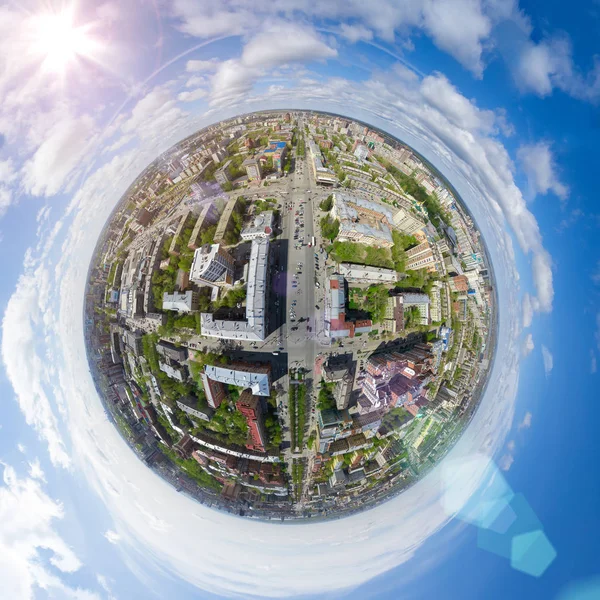 Vista aerea sulla città con crocevia e strade, case edifici. Un colpo di elicottero. Immagine panoramica. — Foto Stock