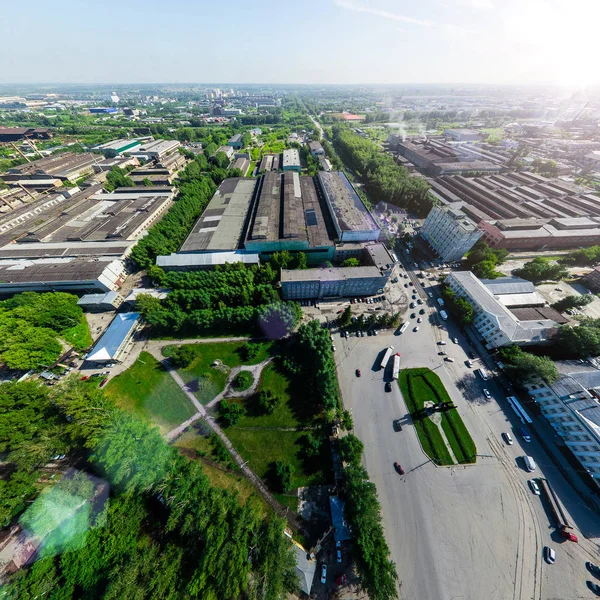 Vista aérea de la ciudad con encrucijadas y caminos, alberga edificios. Disparo de helicóptero. Imagen panorámica. —  Fotos de Stock