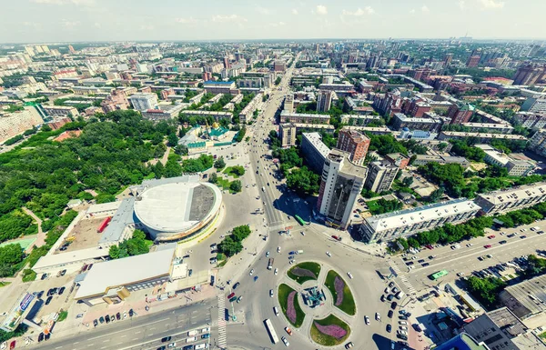 Vista aerea sulla città. Paesaggio urbano. Un colpo di elicottero. Immagine panoramica. — Foto Stock