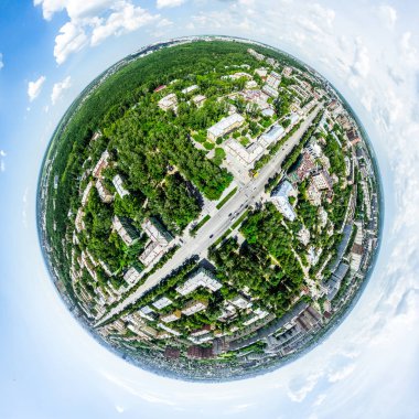 Kesişen yollar, evler, binalar, parklar ve otoparklar olan havacılık şehri manzarası. Güneşli yaz panoramik resmi