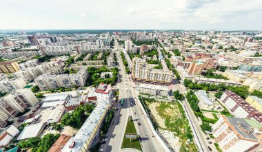 Kesişen yollar, evler, binalar, parklar ve otoparklar olan havacılık şehri manzarası. Güneşli yaz panoramik resmi