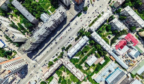 Vista aérea da cidade com encruzilhada e estradas, casas, edifícios, parques e estacionamentos. Verão ensolarado imagem panorâmica — Fotografia de Stock