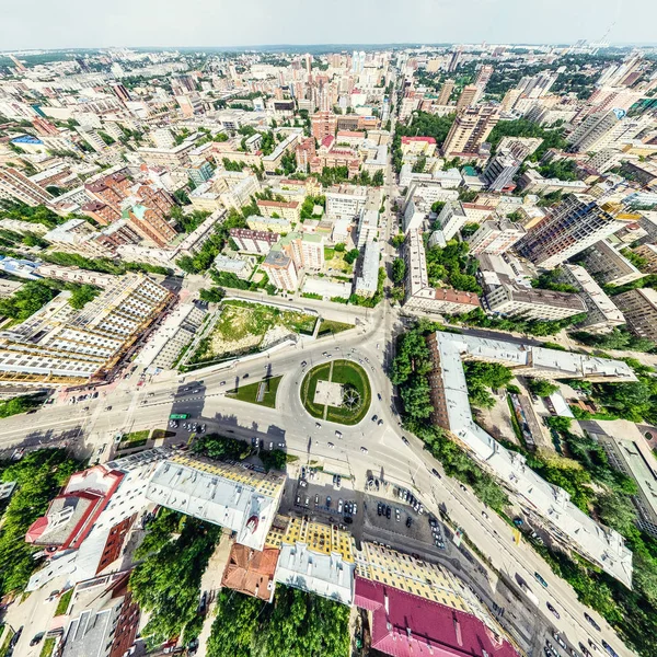 Vista aérea de la ciudad con encrucijadas y caminos, casas, edificios, parques y estacionamientos. Imagen panorámica soleada de verano —  Fotos de Stock