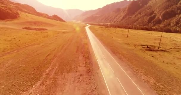 Vuelo sobre carretera asfaltada montaña carretera y prado — Vídeos de Stock