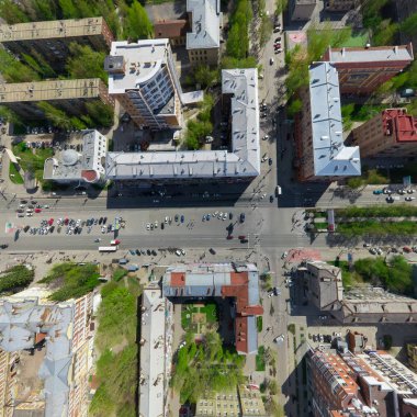 Kesişen yollar ve yollar olan havacılık şehri manzarası, binalar. Helikopter vuruldu. Panoramik resim.