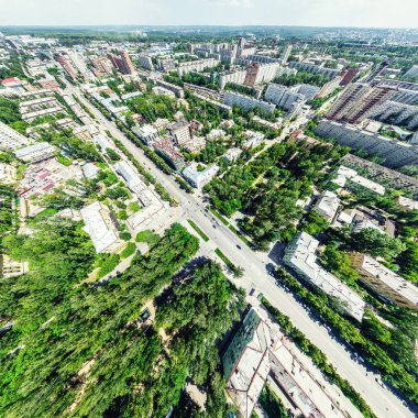 Kesişen yollar, evler, binalar, parklar ve otoparklar olan havacılık şehri manzarası. Güneşli yaz panoramik resmi