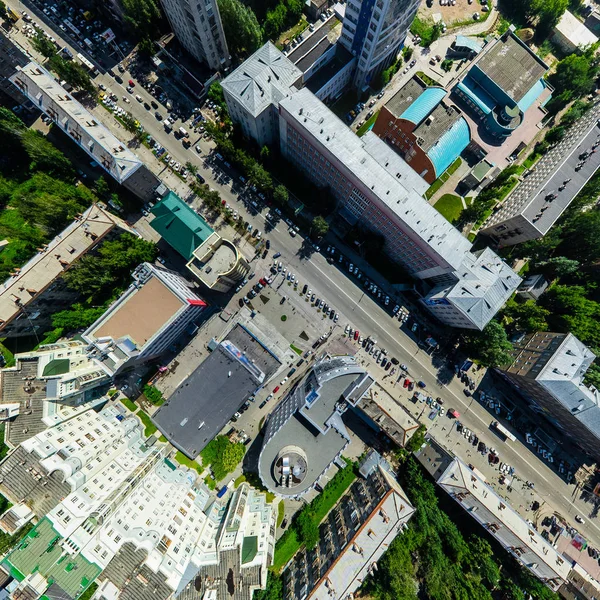 Lucht uitzicht op de stad met kruispunten en wegen, huizen gebouwen. Een helikopterschot. Panoramisch beeld. — Stockfoto