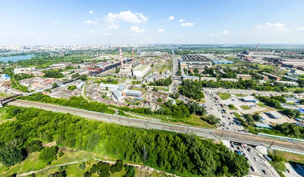 Luftaufnahme der Stadt mit Straßen, Häusern und Gebäuden. — Stockfoto