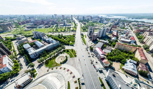 Vista aerea sulla città con strade, case ed edifici. — Foto Stock