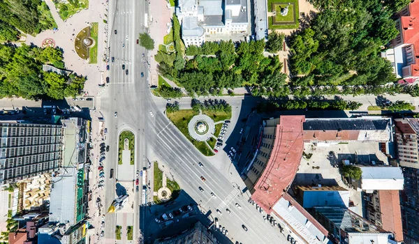 Letecký výhled na město se silnicemi, domy a budovami. — Stock fotografie