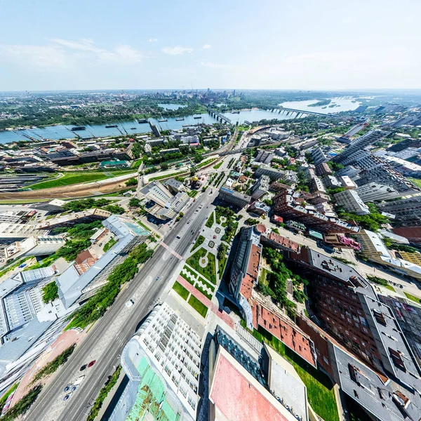 Vista aérea de la ciudad con encrucijadas y caminos, casas, edificios, parques y estacionamientos. Imagen panorámica soleada de verano — Foto de Stock