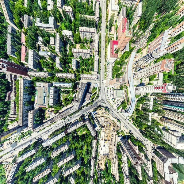 Uitzicht op de stad vanuit de lucht met kruispunten en wegen, huizen, gebouwen, parken en parkeerplaatsen. Zonnige zomer panoramisch beeld — Stockfoto