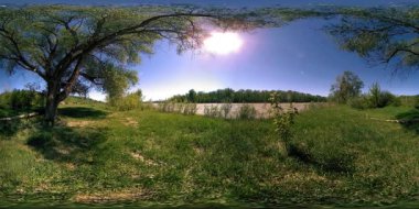 UHD 4K 360 VR Bir nehrin Sanal Gerçekliği güzel dağ ormanlarında kayaların üzerinden akıyor