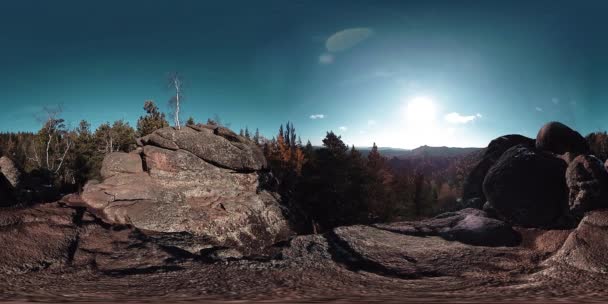 4K 360 VR kauniin vuoristomaiseman virtuaalitodellisuus syksyllä. Luonnonvaraiset Siperian vuoret. — kuvapankkivideo