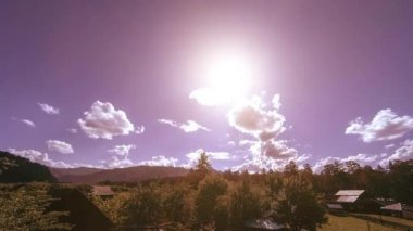 Yaz ya da sonbahar zamanlarında dağ köyü zamanlaması. Vahşi Asya doğası ve kırsal alan.