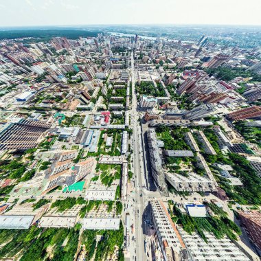 Kesişen yollar, evler, binalar, parklar ve otoparklar olan havacılık şehri manzarası. Güneşli yaz panoramik resmi