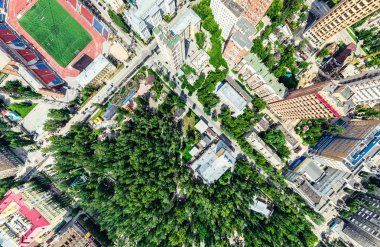 Kesişen yollar, evler, binalar, parklar ve otoparklar olan havacılık şehri manzarası. Güneşli yaz panoramik resmi