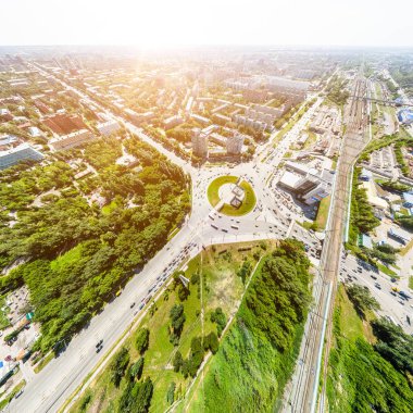 Yolları, evleri ve binaları olan havacılık şehri manzarası.