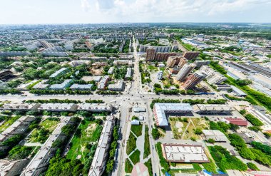 Kesişen yollar, evler, binalar, parklar ve otoparklar olan havacılık şehri manzarası. Güneşli yaz panoramik resmi