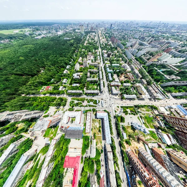 Vista aérea de la ciudad con encrucijadas y caminos, casas, edificios, parques y estacionamientos. Imagen panorámica soleada de verano —  Fotos de Stock